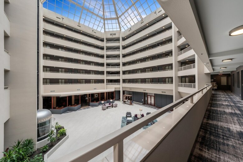 Hotel Crowne Plaza Suites Arlington - Ballpark - Stadium