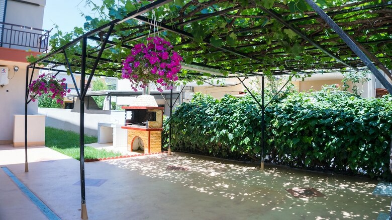 Milonas House Apartments