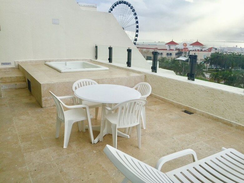 Ocean Front Condo In Hotel Zone