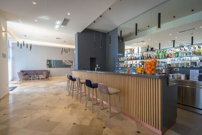 Arena Hotel Holiday