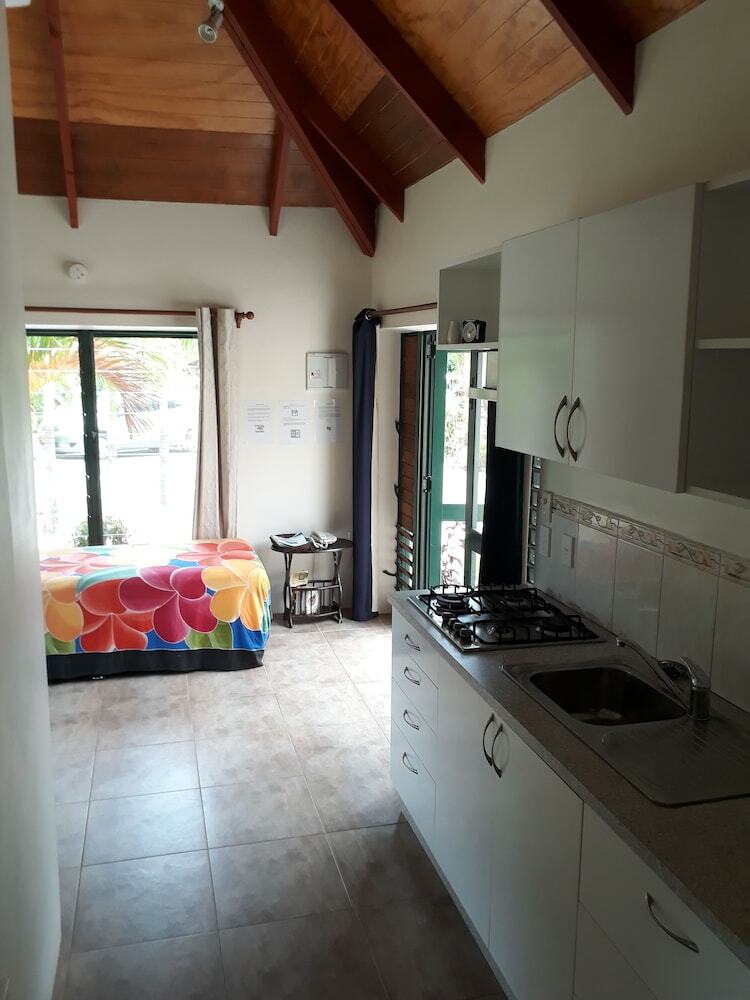 Villa Dorothy's Muri Beach Bungalows