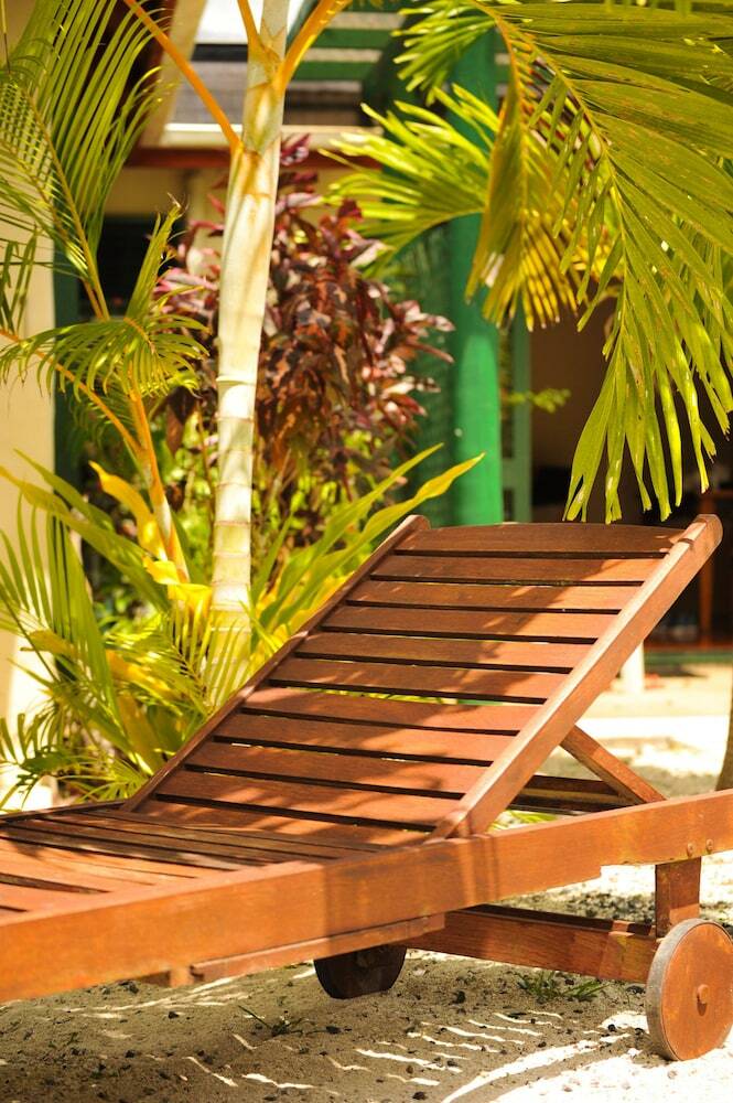 Villa Dorothy's Muri Beach Bungalows