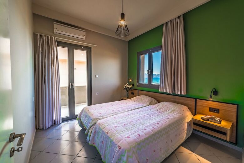 Tropical Hotel B