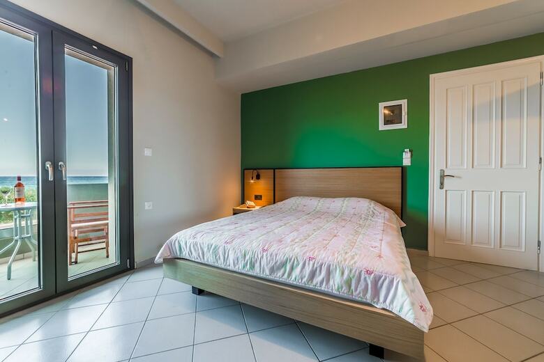 Tropical Hotel B