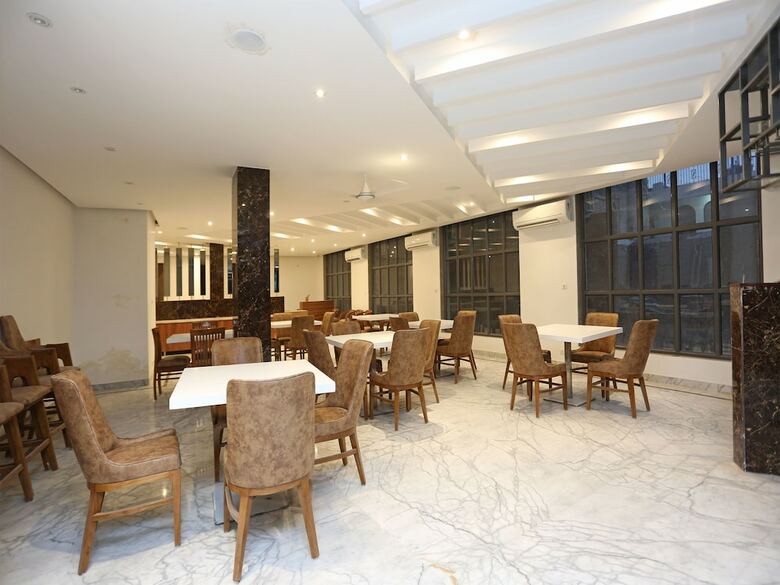 Hotel Oyo 14481 Almati Inn