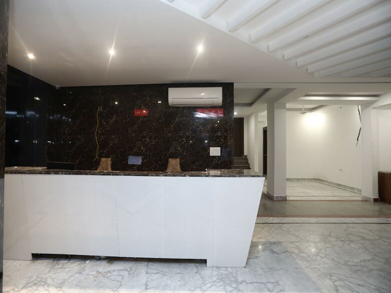 Hotel Oyo 14481 Almati Inn