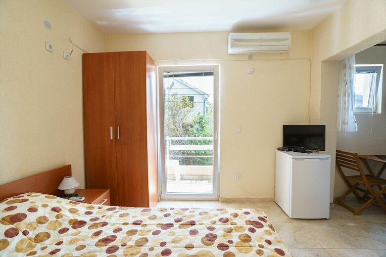 Aparthotel Apartments Lora