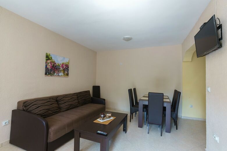 Aparthotel Apartments Lora