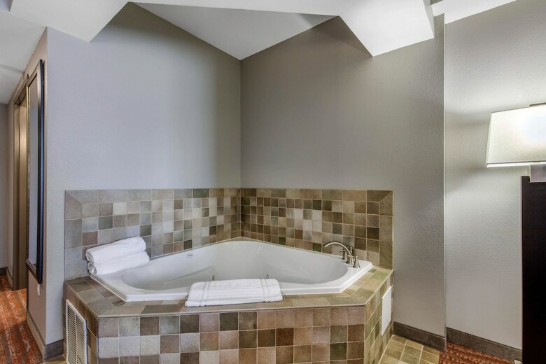 Hotel Comfort Suites Jackson I-40