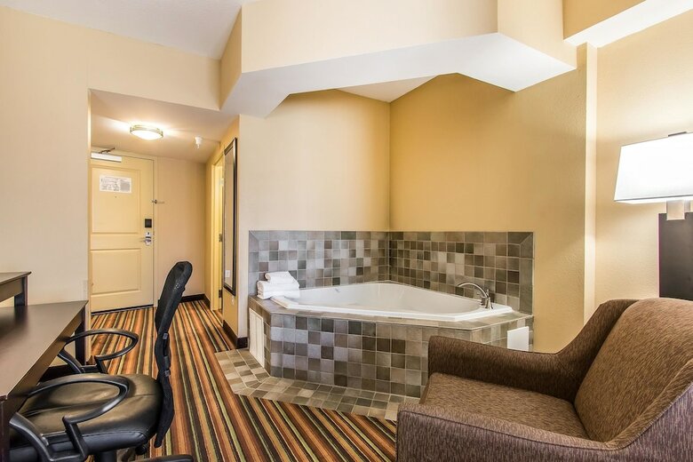 Hotel Comfort Suites Jackson I-40