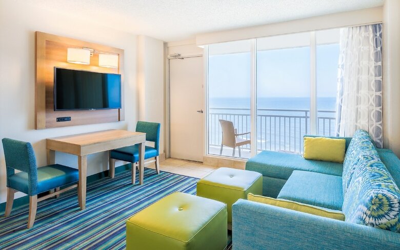 Hotel Comfort Suites Beachfront