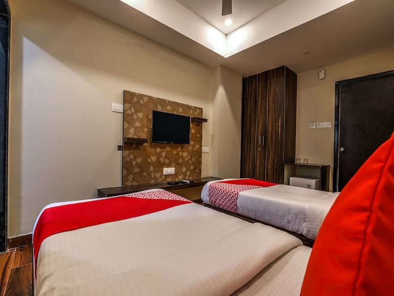 Hotel Oyo 14244 Loya Legend