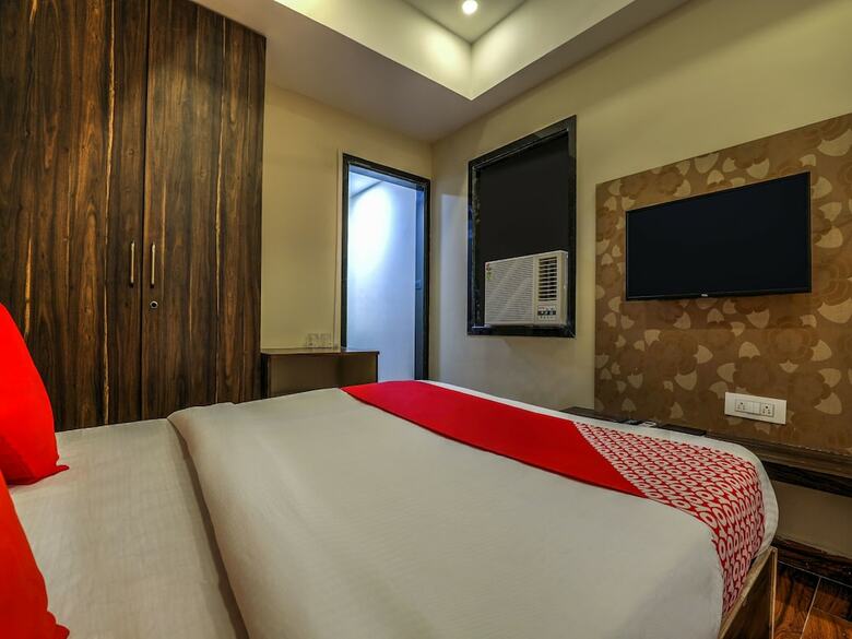 Hotel Oyo 14244 Loya Legend