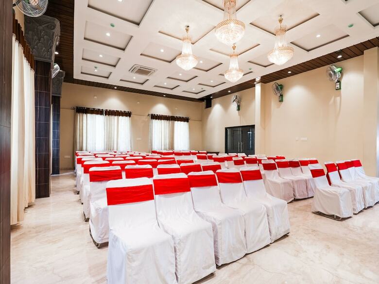 Hotel Oyo 14244 Loya Legend