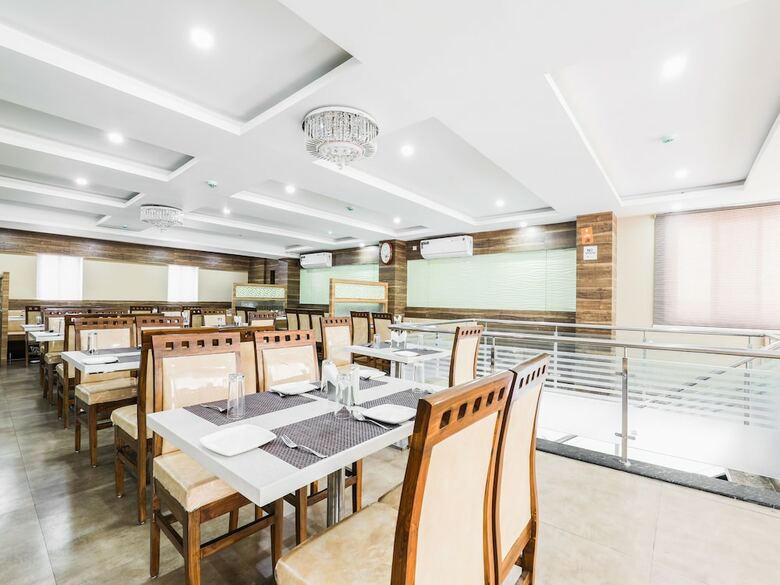 Hotel Oyo 14244 Loya Legend