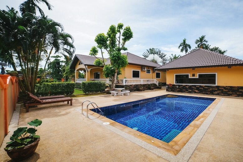 5 Bedrooms Pool Villa Behind Phuket Z00