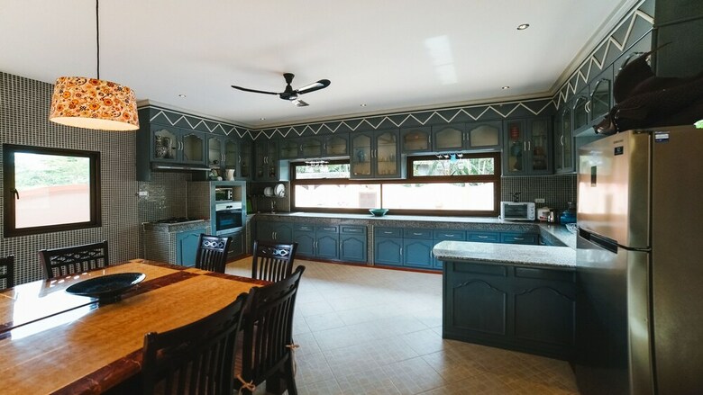 5 Bedrooms Pool Villa Behind Phuket Z00
