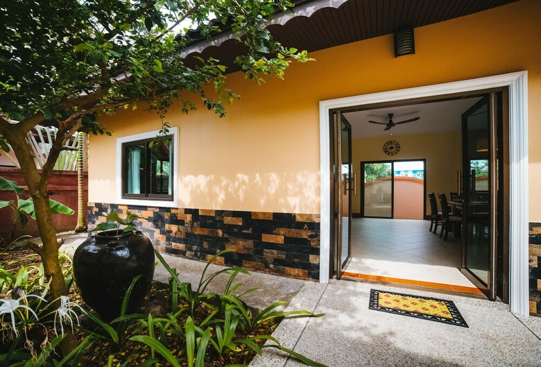 5 Bedrooms Pool Villa Behind Phuket Z00