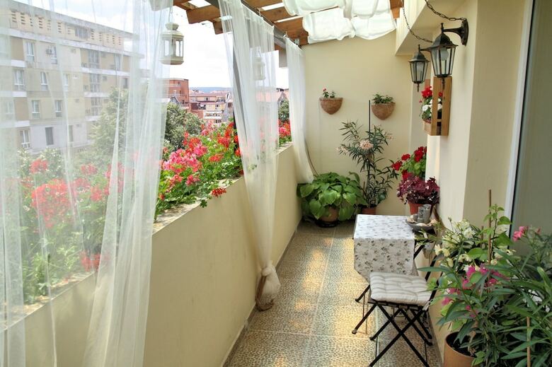 Vintage Apartment In The City Jungle