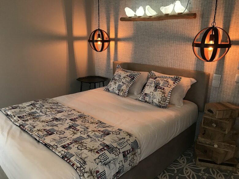 Hostal Royal Beach Hostel & Suites