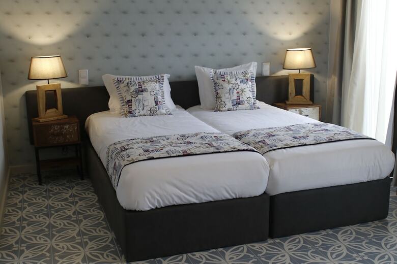 Hostal Royal Beach Hostel & Suites
