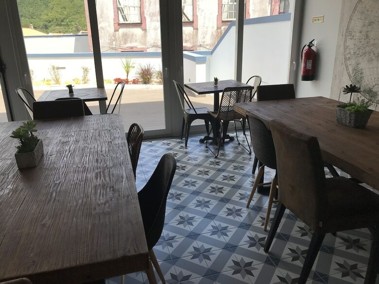 Hostal Royal Beach Hostel & Suites