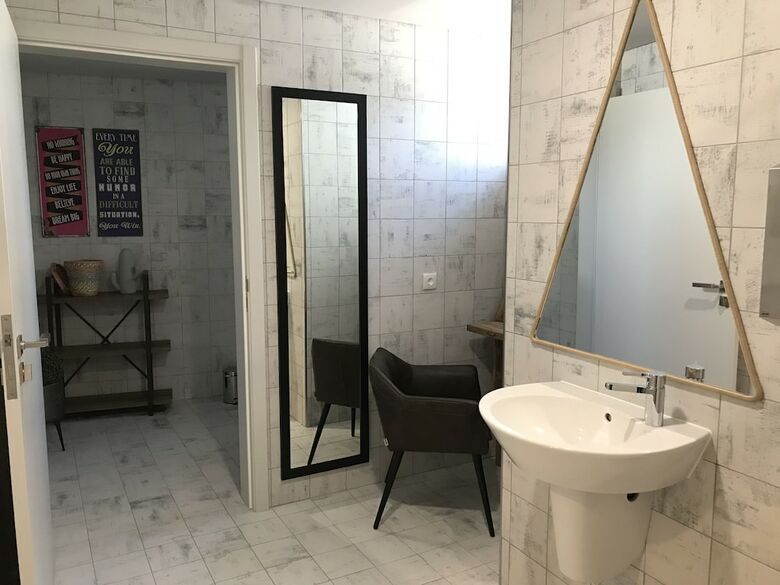 Hostal Royal Beach Hostel & Suites