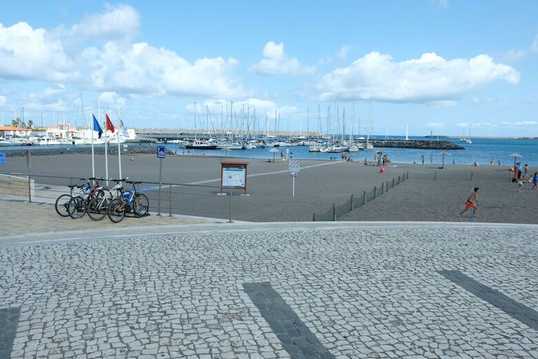 Hostal Royal Beach Hostel & Suites