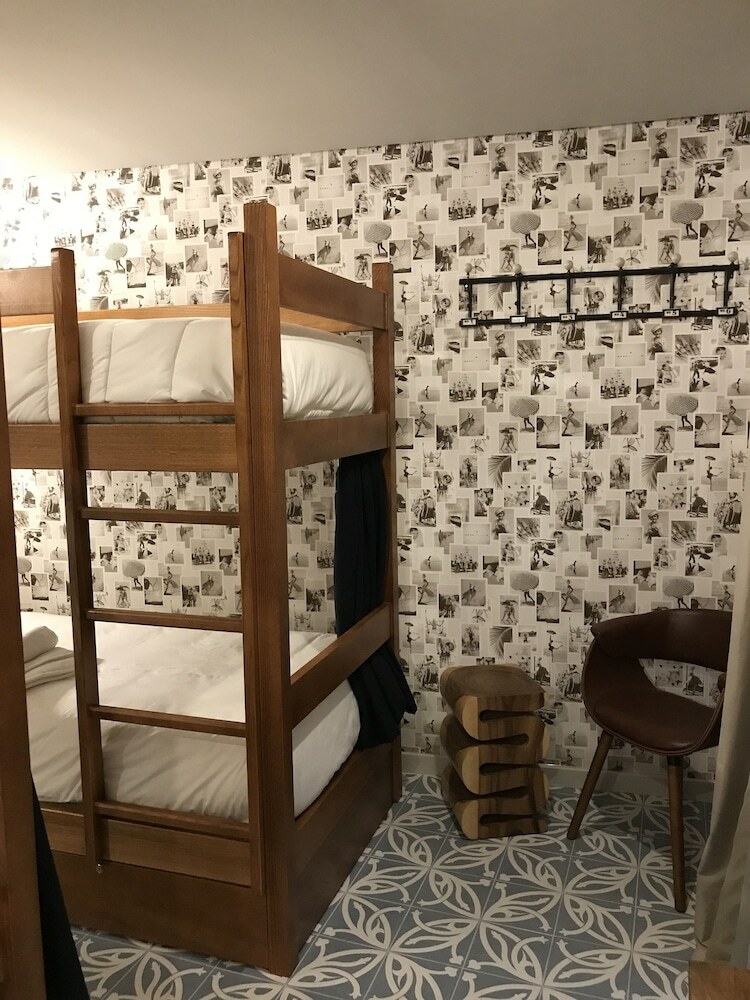 Hostal Royal Beach Hostel & Suites