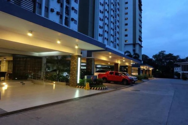 Grand Residences Unit 12n By Comfyrooms