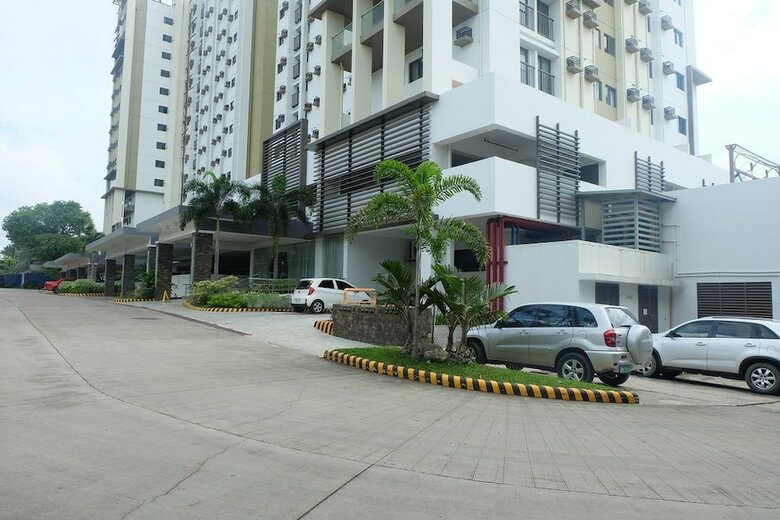 Grand Residences Unit 12n By Comfyrooms