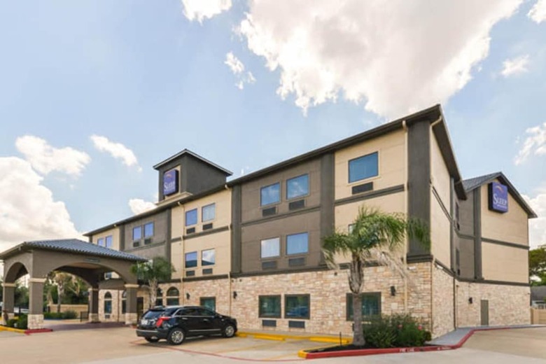 Hotel Sleep Inn & Suites Near Downtown North