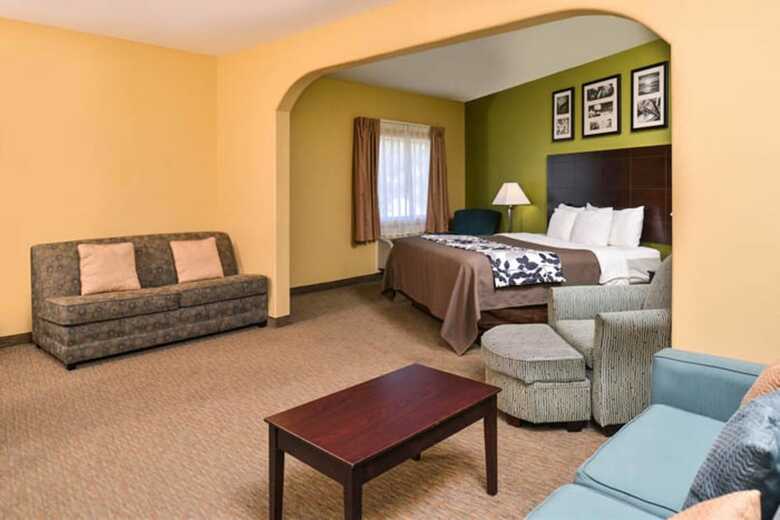 Hotel Sleep Inn & Suites Near Downtown North