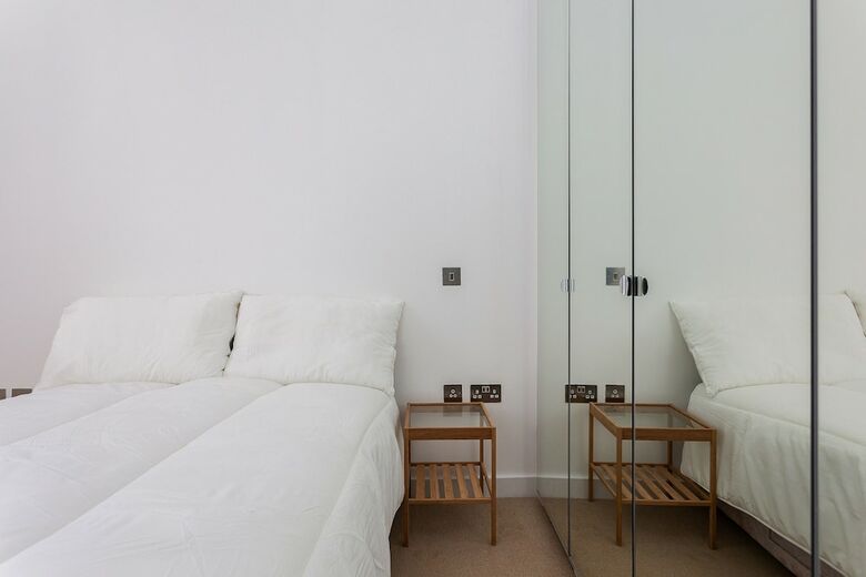 2 Bedroom House In Primrose Hill