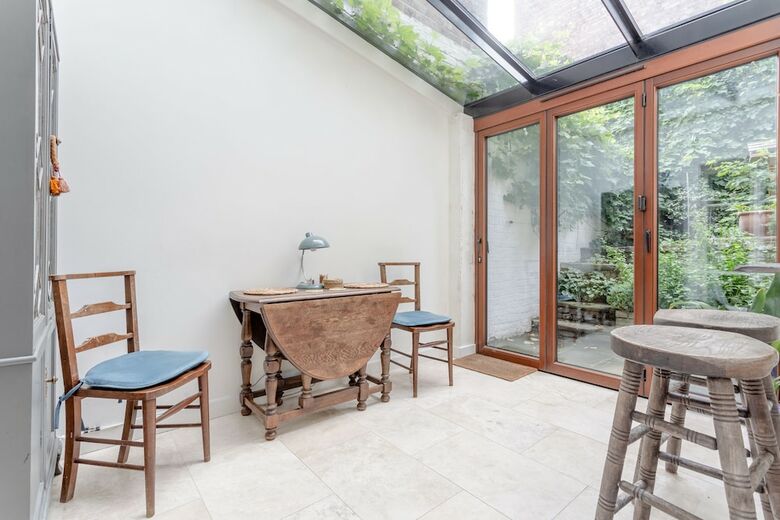 1 Bedroom Apartment In Kennington With Garden