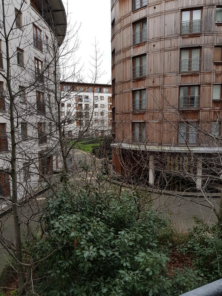 2 Bedroom Apartment Near The 3 Arena