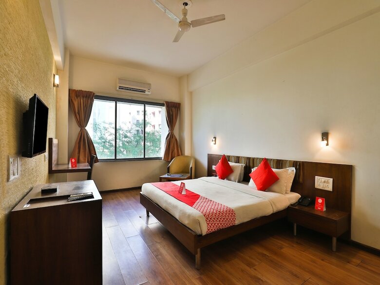 Oyo 12945 Hotel President