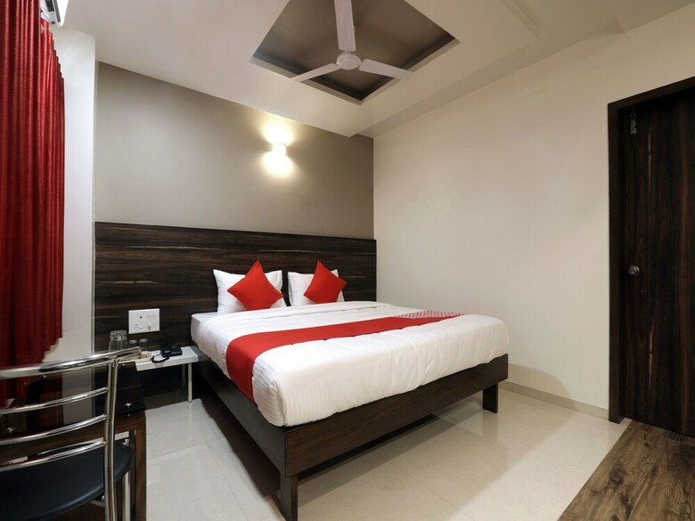 Hotel Oyo 12844 Sri Sai Suites