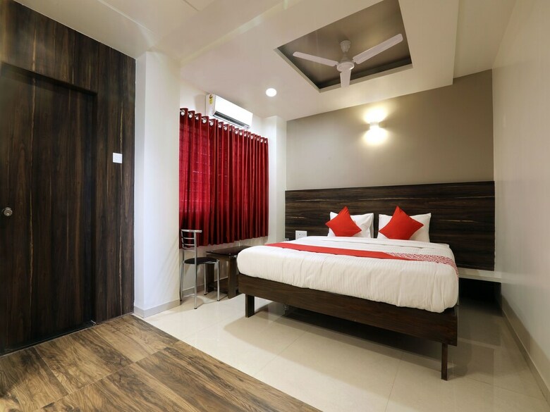 Hotel Oyo 12844 Sri Sai Suites