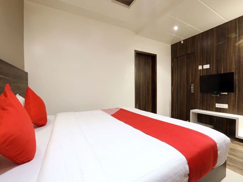 Hotel Oyo 12844 Sri Sai Suites