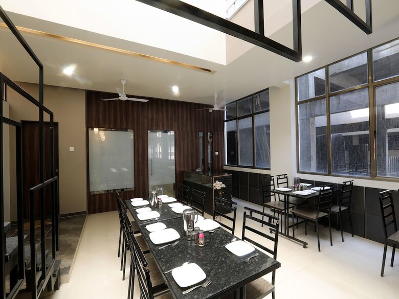 Hotel Oyo 12844 Sri Sai Suites