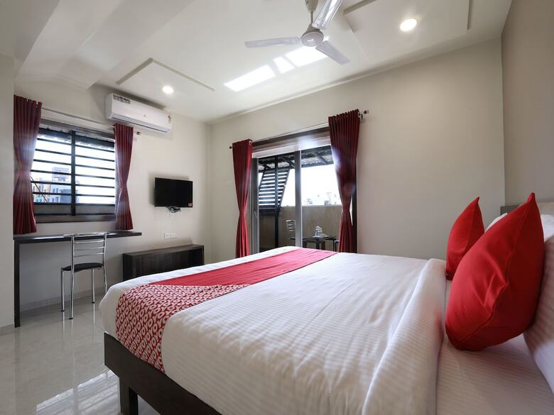 Hotel Oyo 12844 Sri Sai Suites