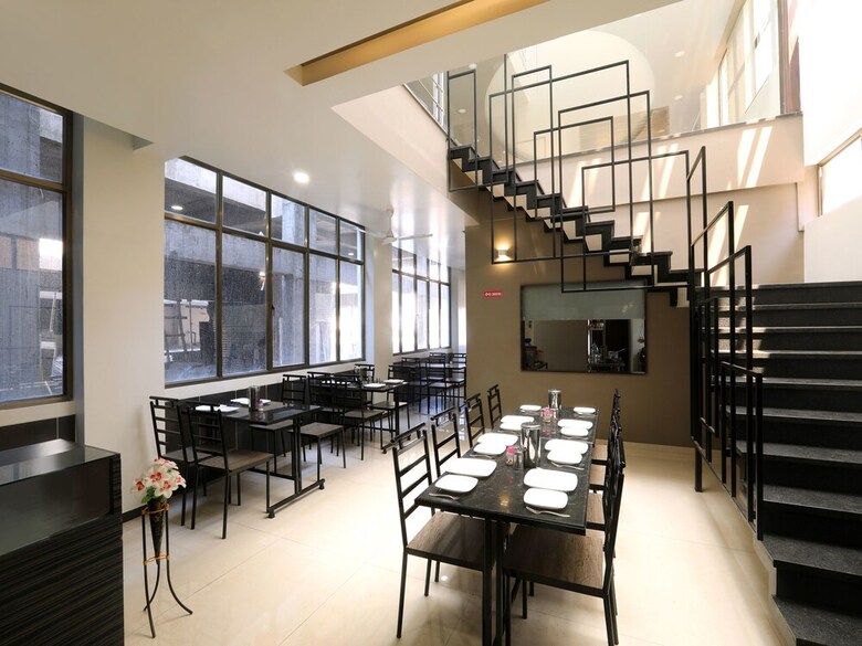 Hotel Oyo 12844 Sri Sai Suites