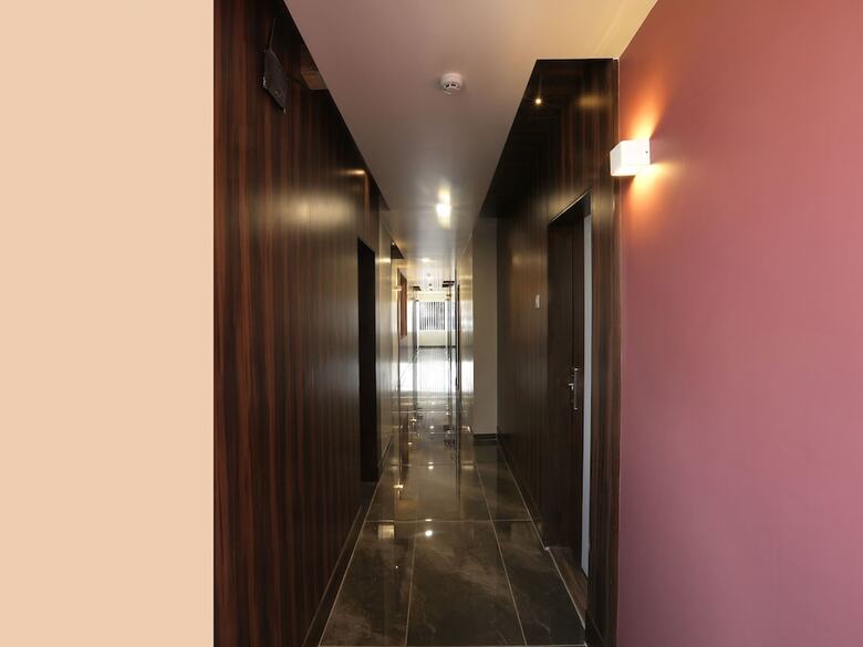 Hotel Oyo 12844 Sri Sai Suites