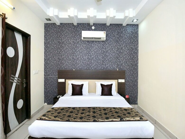 Oyo 11844 Hotel Golden Halo