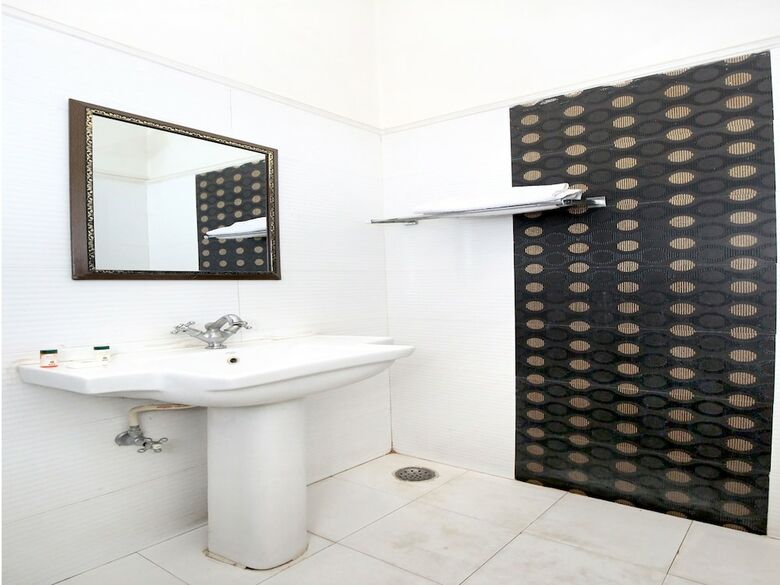 Oyo 11844 Hotel Golden Halo