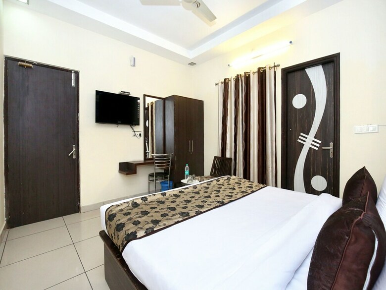 Oyo 11844 Hotel Golden Halo