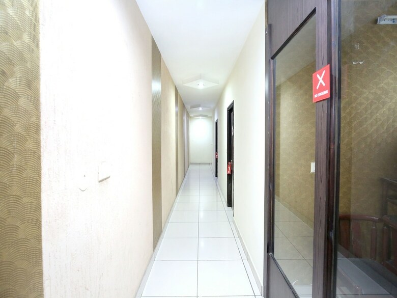 Oyo 11844 Hotel Golden Halo