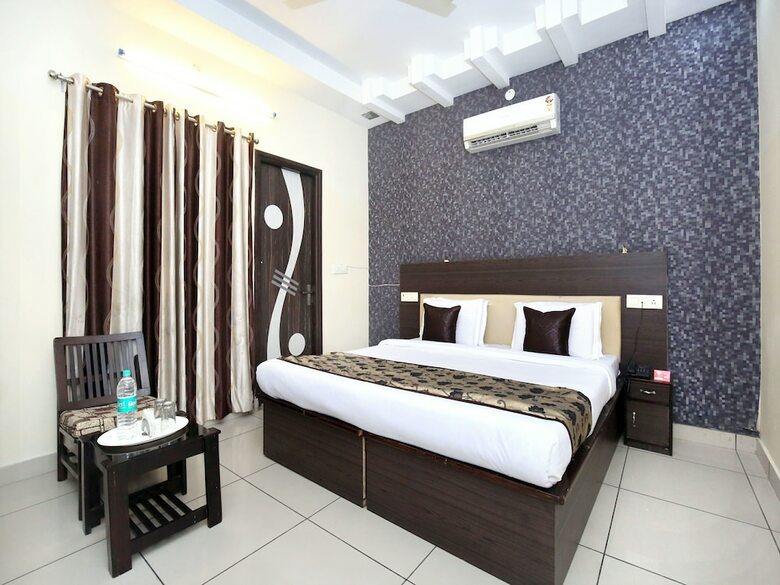 Oyo 11844 Hotel Golden Halo