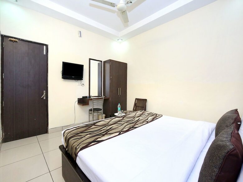 Oyo 11844 Hotel Golden Halo